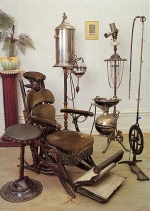 Старинные стоматологические инструменты и кресло